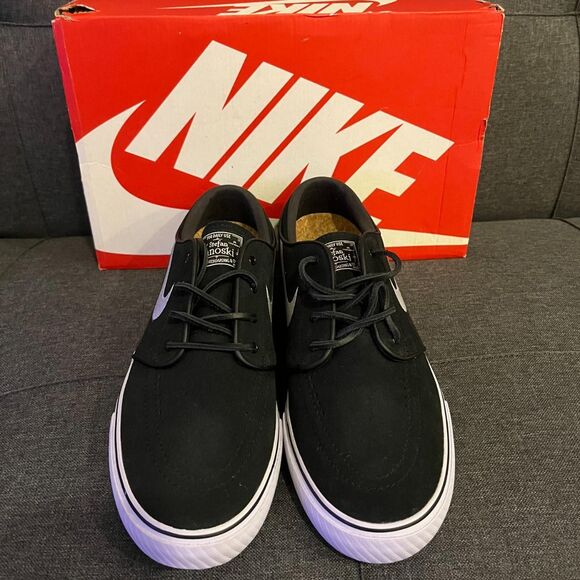 Nike Women's Black and White Footwear - Picture 4 of 4